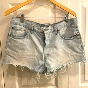 Levi’s 501 Frayed Denim Shorts in Light Wash - Size 31